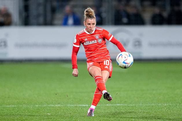 Linda Dallmann (FCB, 10), am Ball, Freisteller, Ganzkörper, Einzelbild, Einzelfoto, Aktion, Action, 28.02.2023, Sinsheim (Hoffenheim) (Deutschland), Fussball, DFB-Pokal der Frauen, Viertelfinale, TSG 1899 Hoffenheim - FC Bayern München, 28.02.2023, Sinsheim (Hoffenheim) (Deutschland), Fussball, DFB-Pokal der Frauen, Viertelfinale, TSG 1899 Hoffenheim - FC Bayern München, DFB DFL REGULATIONS PROHIBIT ANY USE OF PHOTOGRAPHS AS IMAGE SEQUENCES AND OR QUASI-VIDEO.