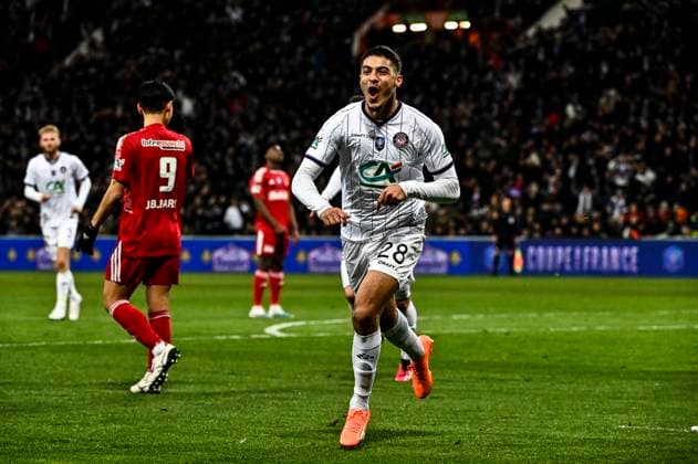 Joie 4eme but Fares Chaabi (tfc) FOOTBALL : Toulouse vs Rodez - Quart de Finale de la Coupe de France - Toulouse - 01 03 2023 ThierryBreton Panoramic 