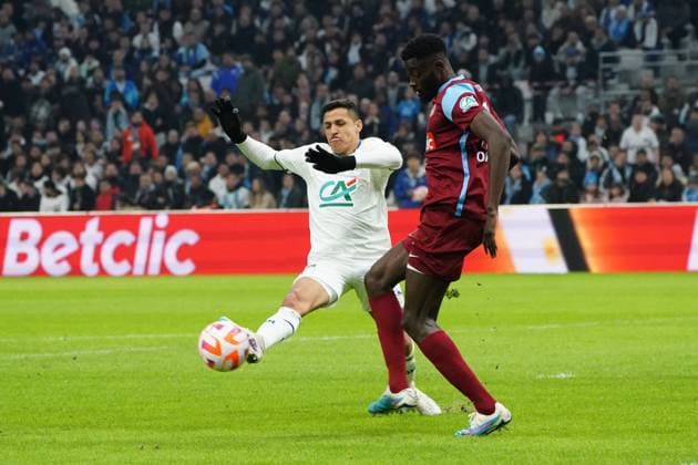 Alexis Sanchez (Olympique de Marseille) - KÃ vin Mouanga (FC Annecy) FOOTBALL : Olympique de Marseille vs FC Annecy - Quart de Finale de coupe de France - Marseille - 01 03 2023 NorbertScanella Panoramic 