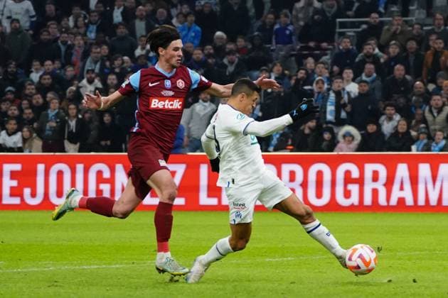 Alexis Sanchez (Olympique de Marseille) - Francois Lajugie (FC Annecy) FOOTBALL : Olympique de Marseille vs FC Annecy - Quart de Finale de coupe de France - Marseille - 01 03 2023 NorbertScanella Panoramic 
