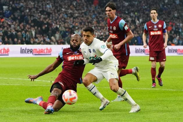 Alexis Sanchez (Olympique de Marseille) - Arnold Temanfo (FC Annecy) FOOTBALL : Olympique de Marseille vs FC Annecy - Quart de Finale de coupe de France - Marseille - 01 03 2023 NorbertScanella Panoramic 
