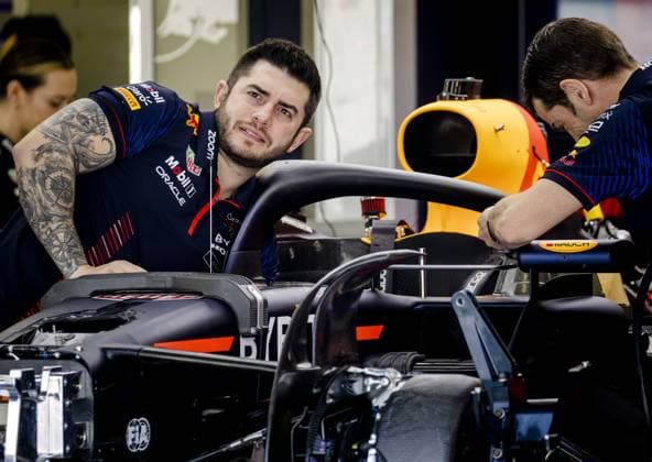 BAHRAIN - Engineers work on Max Verstappen s (Red Bull Racing) car at the Bahrain International Circuit in the Sakhir desert region ahead of the Bahrain Grand Prix. ANP SEM VAN DER WAL xVIxANPxSportx xxANPxIVx 463970007 originalFilename: 463970007.jpg