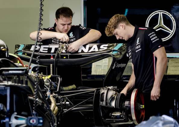 BAHRAIN - Engineers work on Lewis Hamilton s (Mercedes) car at the Bahrain International Circuit in the Sakhir desert region ahead of the Bahrain Grand Prix. ANP SEM VAN DER WAL xVIxANPxSportx xxANPxIVx 463970446 originalFilename: 463970446.jpg