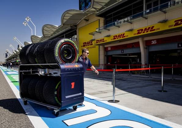 BAHRAIN - An engineer wearing Max Verstappen s (Red Bull Racing) tires at the Bahrain International Circuit in the Sakhir desert area ahead of the Bahrain Grand Prix. ANP SEM VAN DER WAL xVIxANPxSportx xxANPxIVx 463970709 originalFilename: 463970709.jpg