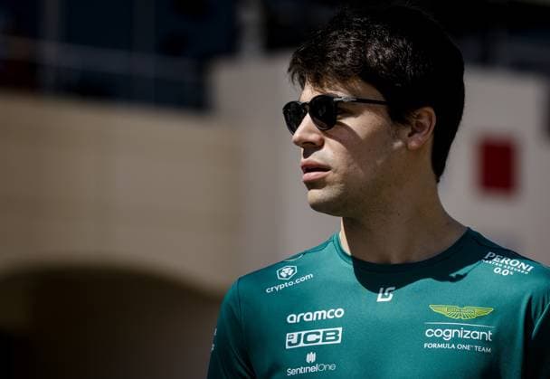 Sport Bilder des Tages BAHRAIN - Lance Stroll (Aston Martin) on arrival at the Bahrain International Circuit in the Sakhir desert region ahead of the Bahrain Grand Prix. ANP SEM VAN DER WAL xVIxANPxSportx xxANPxIVx 463977994 originalFilename: 463977994.jpg