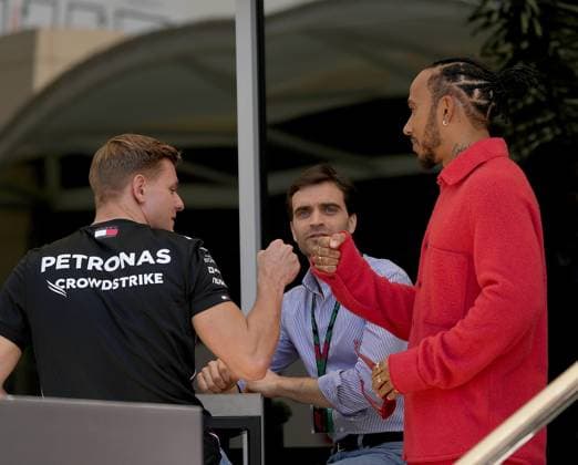 02.03.2023, Bahrain International Circuit, Sakhir, Formula 1 Gulf Air Bahrain Grand Prix 2023 ,im Bild Lewis Hamilton (GBR), Mercedes-AMG Petronas Formula One Team, Mercedes Testfahrer Mick Schumacher (DEU), Jerome d Ambrosio Sakhir Bahrain International Circuit Bahrain