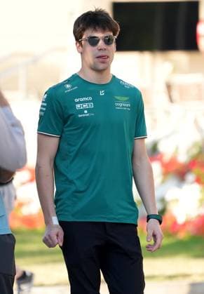 Formula 1 Gulf Air Bahrain Grand Prix 2023 02.03.2023, Bahrain International Circuit, Sakhir, Formula 1 Gulf Air Bahrain Grand Prix 2023 ,im Bild Lance Stroll (CAN), Aston Martin Aramco Cognizant Formula One Team mit Pflastern an beiden Händen..