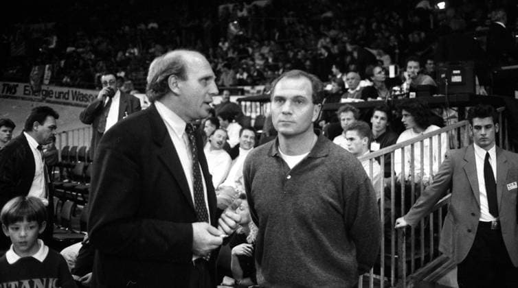 18.01.93 Hallen Masters Stuttgart Deutschland, Stuttgart, 18.01.1993, Fussball, Bundesliga, Hallen Masters Stuttgart: v.l. Dieter Hoeneß (Manager VfB Stuttgart), Uli Hoeneß (Manager FC Bayern München). *** 18 01 93 Hallen Masters Stuttgart Germany, Stuttgart, 18 01 1993, Football, Bundesliga, Hallen Masters Stuttgart v l Dieter Hoeneß Manager VfB Stuttgart , Uli Hoeneß Manager FC Bayern München