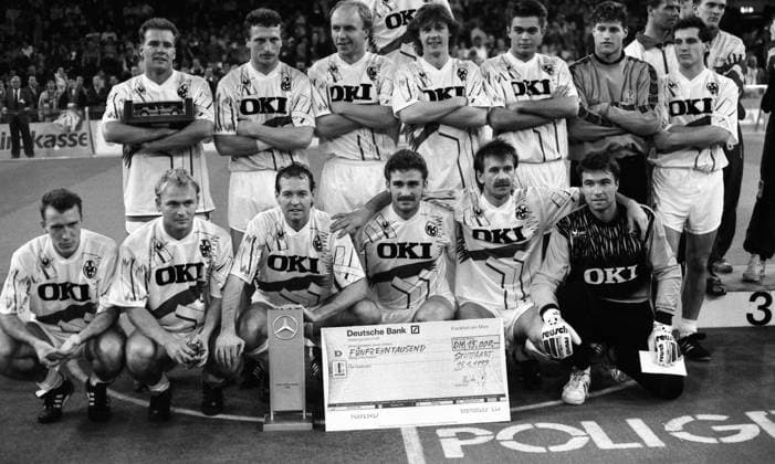 18.01.93 Hallen Masters Stuttgart Deutschland, Stuttgart, 18.01.1993, Fussball, Bundesliga, Hallen Masters Stuttgart: Siegermannschaft Team 1. FC Kaiserslautern Obere Reihe v.l. Marcus Marin, Guido Hoffmann, Miroslav Kadlec, Uwe Scherr, Elvis Hajradinovic, Thomas Antes, Michael Zeyer Untere Reihe v.l. Martin Wagner, Bjarne Goldbaek, Tom Dooley, Stefan Kuntz, Demir Hotic, Michael Serr. *** 18 01 93 Hallen Masters Stuttgart Germany, Stuttgart, 18 01 1993, Football, Bundesliga, Hallen Masters Stuttgart winning team Team 1 FC Kaiserslautern Top row v l Marcus Marin, Guido Hoffmann, Miroslav Kadlec, Uwe Scherr, Elvis Hajradinovic, Thomas Antes, Michael Zeyer Bottom row v l Martin Wagner, Bjarne Goldbaek, Tom Dooley, Stefan Kuntz, Demir Hotic, Michael Serr