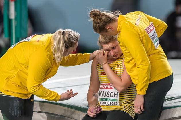 Sport Themen der Woche KW09 Sport Bilder des Tages European Athletics Indoor Championships 2023 (02.03.2023) Katharina MAISCH (GER) with tears after the qualification in the womens shot put is comforted by Julia RITTER (GER), left, and Sara GAMBETTA (GER), right, at the European Athletics Indoor Championships 2023 in ISTANBUL (TUR) on Thursday, March 02, 2023. *** European Athletics Indoor Championships 2023 02 03 2023 Katharina MAISCH GER with tears after the qualification in the womens shot put is comforted by Julia RITTER GER , left, and Sara GAMBETTA GER , right, at the European Athletics Indoor Championships 2023 in ISTANBUL TUR on Thursday, March 02, 2023 Copyright: xBEAUTIFULxSPORTS OlafxRellischx