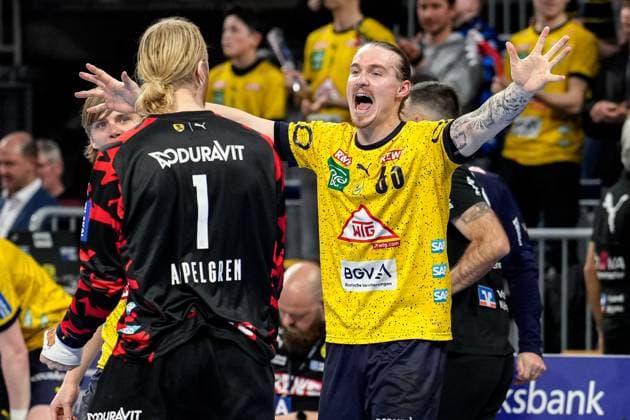 Sport Themen der Woche KW09 Sport Bilder des Tages v.li.: Mikael Alf Appelgren (Torwart, RNL, 1), Lukas Nilsson (RNL, 65), Spieler der Rhein-Neckar-Löwen, Jubel nach dem Schlusspfiff, Sieg, Sieger, Gewinner, jubelt, jubeln, Freude, optimistisch, Highlight, Action, Aktion, 02.03.2023, Mannheim (Deutschland), Handball, Bundesliga, Rhein-Neckar Löwen - HSG Wetzlar *** f l Mikael Alf Appelgren goalkeeper, RNL, 1 , Lukas Nilsson RNL, 65 , Rhein Neckar Löwen player, cheering after the final whistle, victory, winner, cheering, joy, optimistic, highlight, action, action, 02 03 2023, Mannheim Germany , Handball, Bundesliga, Rhein Neckar Löwen HSG Wetzlar xozx