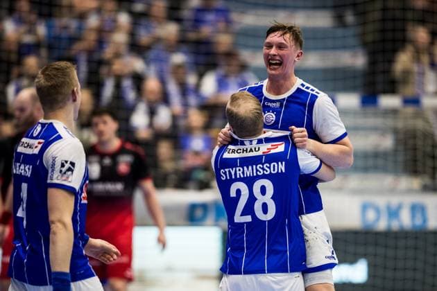 Sport Themen der Woche KW09 Sport Bilder des Tages Liqui Moly Handball-Bundesliga VfL Gummersbach - MT Melsungen; 02.03.2023 Ole Pregler (VfL Gummersbach, 23) springt nach dem Sieg jubelnd in die Arme von Hakon Dadi Styrmisson (VfL Gummersbach, 28) Liqui Moly Handball-Bundesliga VfL Gummersbach - MT Melsungen; Gummersbach, Schwalbe arena *** Liqui Moly Handball Bundesliga VfL Gummersbach MT Melsungen 02 03 2023 Ole Pregler VfL Gummersbach, 23 jumps jubilantly into the arms of Hakon Dadi Styrmisson VfL Gummersbach, 28 Liqui Moly Handball Bundesliga VfL Gummersbach MT Melsungen Gummersbach, Schwalbe arena after victory Copyright: xBEAUTIFULxSPORTS Wunderlx