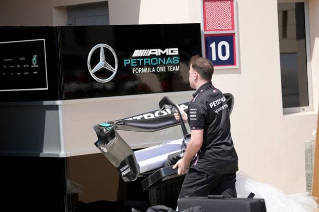 Formula 1 Gulf Air Bahrain Grand Prix 2023 03.03.2023, Bahrain International Circuit, Sakhir, Formula 1 Gulf Air Bahrain Grand Prix 2023 ,im Bild Ein Mercedes Machaniker entpackt einen neuen Heckflügel aus..