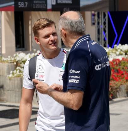 Formula 1 Gulf Air Bahrain Grand Prix 2023 03.03.2023, Bahrain International Circuit, Sakhir, Formula 1 Gulf Air Bahrain Grand Prix 2023 ,im Bild Mercedes Testfahrer Mick Schumacher (DEU) mit Teamchef Franz Tost (Scudedria Alpha Tauri)..