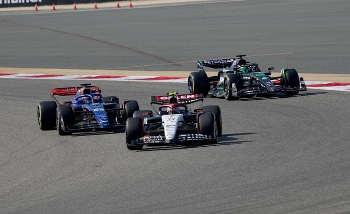 03.03.2023, Bahrain International Circuit, Sakhir, Formula 1 Gulf Air Bahrain Grand Prix 2023 ,im Bild Alexander Albon (GBR), Williams Racing, George Russell (GBR), Mercedes-AMG Petronas Formula One Team, Yuki Tsunoda (JPN), Scuderia AlphaTauri Sakhir Bahrain International Circuit Bahrain