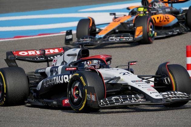 03.03.2023, Bahrain International Circuit, Sakhir, Formula 1 Gulf Air Bahrain Grand Prix 2023 ,im Bild Nyck de Vries (NLD), Scuderia AlphaTauri, Lando Norris (GBR), McLaren F1 Team Sakhir Bahrain International Circuit Bahrain