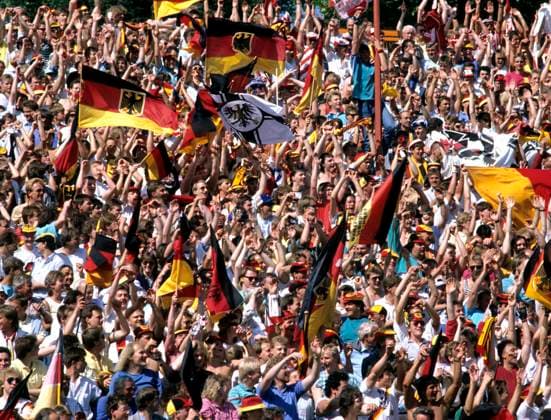 Fussball EM 1988 Deutschland - Dänemark 2:0 14.06.1988 in Gelsenkirchen Deutsches Fahnenmeer in GE *** Football European Championship 1988 Germany Denmark 2 0 14 06 1988 in Gelsenkirchen German flags in GE HM