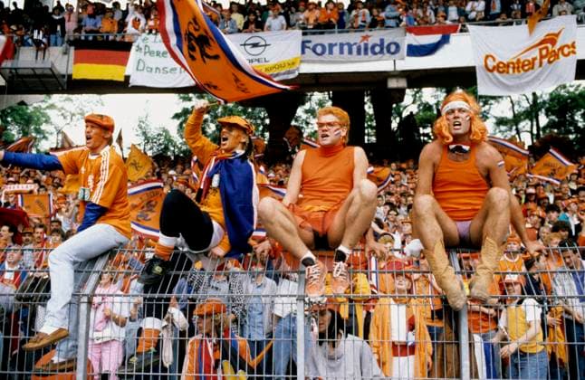 Europameisterschaft 1988. Niederlande - Sowjetunion 0:1 12.06.1988 in Köln Fans Holland auf Zaun sitzend *** European Championship 1988 Netherlands Soviet Union 0 1 12 06 1988 in Cologne fans Holland sitting on fence HM
