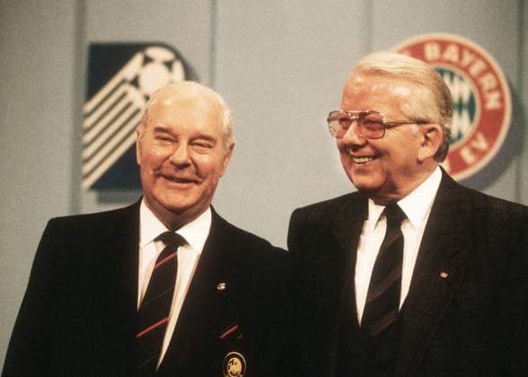 UEFA-Europapokal - Auslosung 24.01.1987 in Köln UEFA-Präsident Jaques Georges (li.) und DFB-Prädsident Hermann Neuberger. *** UEFA European Cup Draw 24 01 1987 in Cologne UEFA President Jacques Georges li and DFB President Hermann Neuberger HM