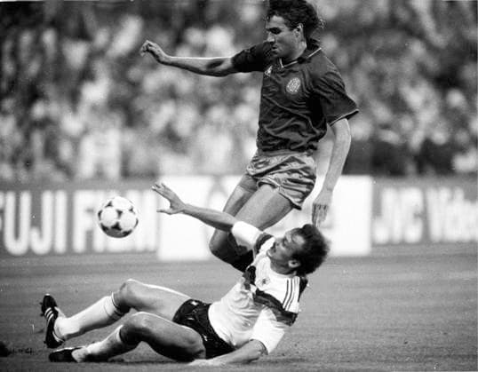 Europameisterschaft 1988: Deutschland - Spanien 2:0 17.06.88 in München. Julio Salinas (Spanien) überspielt Kohler. *** European Championship 1988 Germany Spain 2 0 17 06 88 in Munich Julio Salinas Spain overplayed Kohler HM