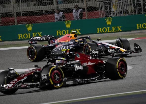 03.03.2023, Bahrain International Circuit, Sakhir, Formula 1 Gulf Air Bahrain Grand Prix 2023 ,im Bild Guanyu Zhou (CHN), Alfa Romeo F1 Team Stake, Sergio Perez (MEX), Oracle Red Bull Racing Sakhir Bahrain International Circuit Bahrain