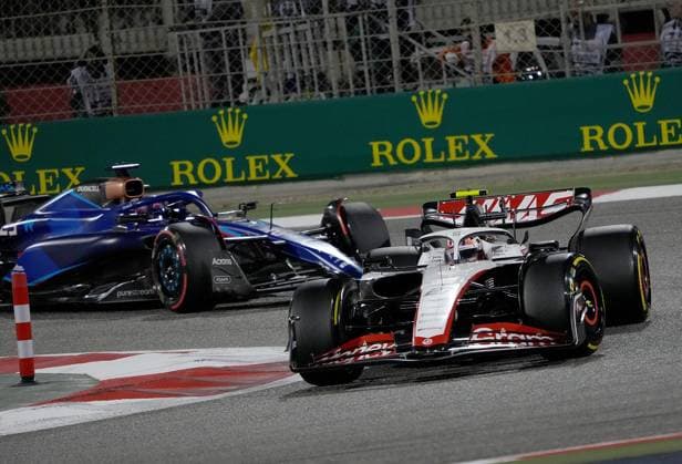 Formula 1 Gulf Air Bahrain Grand Prix 2023 03.03.2023, Bahrain International Circuit, Sakhir, Formula 1 Gulf Air Bahrain Grand Prix 2023 ,im Bild Nico Hülkenberg (DEU), Moneygram Haas F1 Team, Alexander Albon (GBR), Williams Racing.