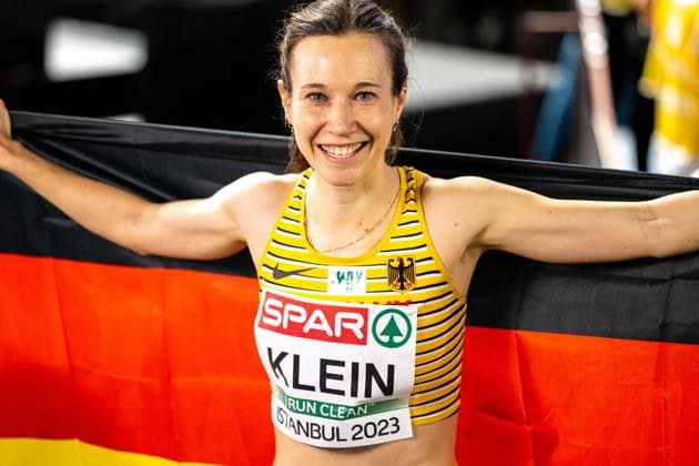 Bilder des Jahres 2023, Sport 03 März Sport Themen der Woche KW09 Sport Bilder des Tages European Athletics Indoor Championships 2023 (03.03.2023) ISTANBUL, TURKEY - MARCH 03: Gold Medal and European Champion over the wombs 3000m is Hanna KLEIN (GER), dob 06 04 1993, local club LAV Stadtwerke Tuebingen on day 2 of the European Athletics Indoor Championships 2023 at Ataköy Arena, Remzi Kazanc?gil Bulvar?, Olimpiyat Evi yan?, 4-5. K?s?m Bak?rköy of Istanbul on 03.3.2023 in Istanbul Turkey. *** European Athletics Indoor Championships 2023 03 03 2023 ISTANBUL, TURKEY MARCH 03 Gold Medal and European Champion over the wombs 3000m is Hanna KLEIN GER , dob 06 04 1993, local club LAV Stadtwerke Tuebingen on day 2 of the European Athletics Indoor Championships 2023 at Ataköy Arena, Remzi Kazanc gil Bulvar , Olimpiyat Evi yan , 4 5 K s m Bak rköy of Istanbul on 03 3 2023 in Istanbul Turkey Copyright: xBEAUTIFULxSPORTS OliverxKremerx
