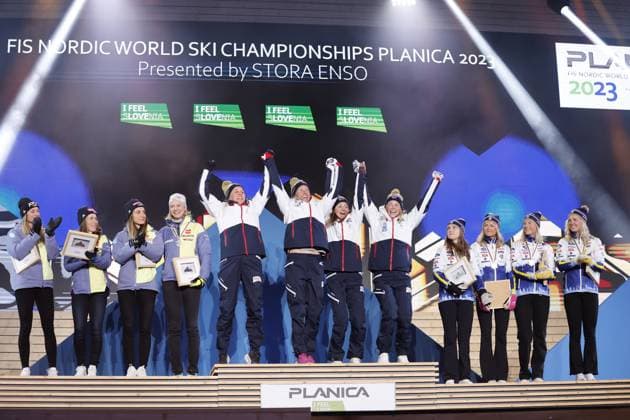 KRANJSKA GORA 20230303 Medaljörerna i stafett 4x5 km; Tyskland (silver), Norge (guld) och Sverige (brons) pa podiet under medaljceremonin vid skid-VM i Planica, Slovenien. KRANJSKA GORA Slovenien skidor x10430x