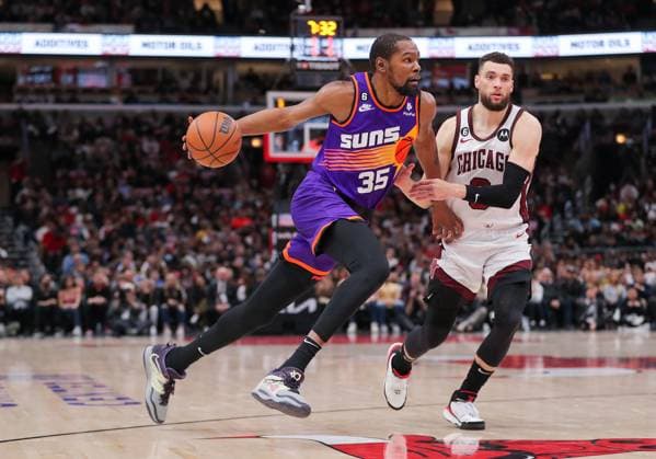 Sport Themen der Woche KW09 Sport Bilder des Tages CHICAGO, IL - MARCH 03: Chicago Bulls Guard Zach LaVine (8) guards Phoenix Suns Forward Kevin Durant (35) during a NBA, Basketball Herren, USA game between the Phoenix Suns and the Chicago Bulls on March 3, 2023 at the United Center in Chicago, IL. (Photo by Melissa Tamez Icon Sportswire) NBA: MAR 03 Suns at Bulls Icon23030358