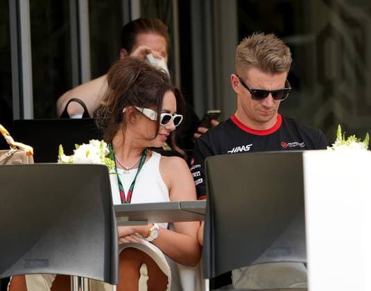 Formula 1 Gulf Air Bahrain Grand Prix 2023 04.03.2023, Bahrain International Circuit, Sakhir, Formula 1 Gulf Air Bahrain Grand Prix 2023 ,im Bild Nico Hülkenberg (DEU), Moneygram Haas F1 Team mit Ehefrau Egle Ruskyte.