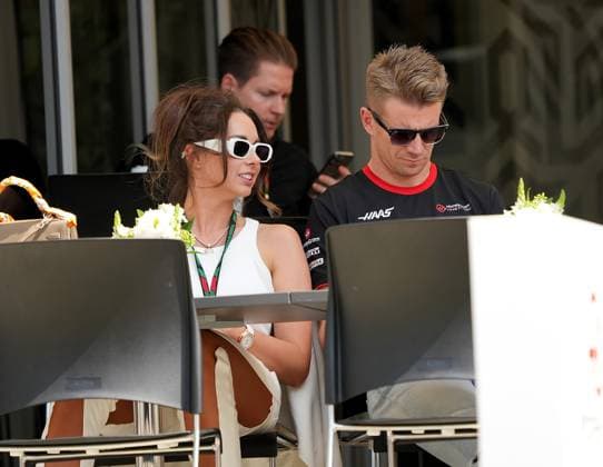Formula 1 Gulf Air Bahrain Grand Prix 2023 04.03.2023, Bahrain International Circuit, Sakhir, Formula 1 Gulf Air Bahrain Grand Prix 2023 ,im Bild Nico Hülkenberg (DEU), Moneygram Haas F1 Team mit Ehefrau Egle Ruskyte.