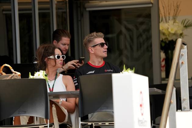 Formula 1 Gulf Air Bahrain Grand Prix 2023 04.03.2023, Bahrain International Circuit, Sakhir, Formula 1 Gulf Air Bahrain Grand Prix 2023 ,im Bild Nico Hülkenberg (DEU), Moneygram Haas F1 Team mit Ehefrau Egle Ruskyte.