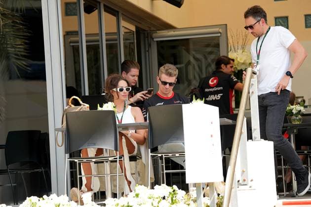 Formula 1 Gulf Air Bahrain Grand Prix 2023 04.03.2023, Bahrain International Circuit, Sakhir, Formula 1 Gulf Air Bahrain Grand Prix 2023 ,im Bild Nico Hülkenberg (DEU), Moneygram Haas F1 Team mit Ehefrau Egle Ruskyte und Manager Raoul Spanger..