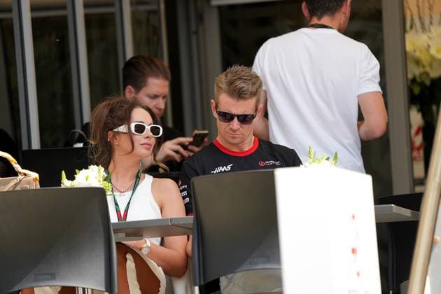 Formula 1 Gulf Air Bahrain Grand Prix 2023 04.03.2023, Bahrain International Circuit, Sakhir, Formula 1 Gulf Air Bahrain Grand Prix 2023 ,im Bild Nico Hülkenberg (DEU), Moneygram Haas F1 Team mit Ehefrau Egle Ruskyte..