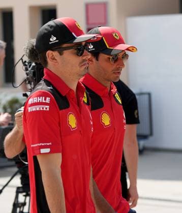 Formula 1 Gulf Air Bahrain Grand Prix 2023 04.03.2023, Bahrain International Circuit, Sakhir, Formula 1 Gulf Air Bahrain Grand Prix 2023 ,im Bild Charles Leclerc (MCO), Scuderia Ferrari, Carlos Sainz Jr. (ESP), Scuderia Ferrari.