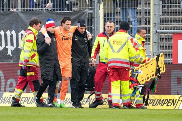 Sport Themen der Woche KW09 Tim Schreiber (Torwart, Kiel, 1) hat sich am rechten Knie verletzt und muss ausgewechselt werden, verletzt, Verletzung, Verletzungspause, Action, Aktion, Spielszene, 04.03.2023, Sandhausen (Deutschland), Fussball, 2. Bundesliga, SV Sandhausen - KSV Holstein Kiel, DFB DFL REGULATIONS PROHIBIT ANY USE OF PHOTOGRAPHS AS IMAGE SEQUENCES AND OR QUASI-VIDEO. *** Tim Schreiber goalkeeper, Kiel, 1 has injured his right knee and must be replaced, injured, injury, injury break, action, action, game scene, 04 03 2023, Sandhausen Germany , football, 2 Bundesliga, SV Sandhausen KSV Holstein Kiel, DFB DFL REGULATES PROHIBIT ANY USE OF PHOTOGRAPHS AS IMAGE SEQUENCES AND OR QUASI VIDEO xozx