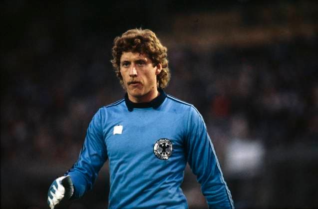 Harald Toni Schumacher geb06.03.1954 in Düren bei Köln ist ein ehemaliger Fußballtorwart des 1.fc Köln und der deutschen Nationalmannschft sowie Torwart-Trainer verschiedener Mannschaften *** Harald Toni Schumacher born06 03 1954 in Düren near Cologne is a former soccer goalkeeper of 1 fc Cologne and the German national team and goalkeeper coach of various teams