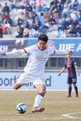2023 K League 1 ( Suwon FC vs Pohang Steelers - 2023 03 04 ) SUWON, SOUTH KOREA, MAR 04: Lee Ho-jae of Pohang Steelers takes a shot during the K League 1 match between Suwon FC and Pohang Steelers at the Suwon Sports Complex in Suwon, South Korea, on March 04, 2023. Suwon the Suwon Sports Complex South Korea 7763_268746 Copyright: xStevexChoxKyewoong PentaxPressx