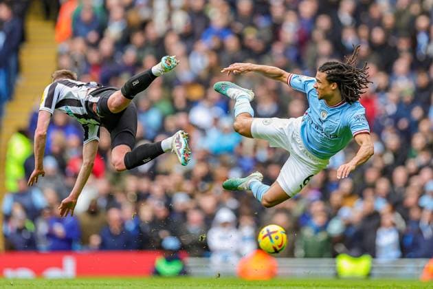 Bilder des Jahres 2023, Sport 03 März Sport Themen der Woche KW09 Sport Bilder des Tages Manchester City v Newcastle United Premier League 04 03 2023. Sean Longstaff (36) of Newcastle United and Nathan Ake (6) of Manchester City clash in the air during the Premier League match between Manchester City and Newcastle United at the Etihad Stadium, Manchester, England on 4 March 2023. Editorial use only DataCo restrictions apply See www.football-dataco.com , Copyright: xNigelxKeenex PSI-17013-0044