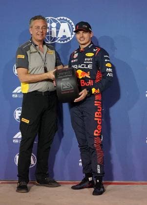 Formula 1 Gulf Air Bahrain Grand Prix 2023 04.03.2023, Bahrain International Circuit, Sakhir, Formula 1 Gulf Air Bahrain Grand Prix 2023 ,im Bild Max Verstappen (NLD), Oracle Red Bull Racing bekommt von Pirelli Motorsportchef Mario Isola die Trophäe für die Poleposition..