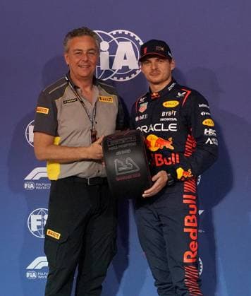 Formula 1 Gulf Air Bahrain Grand Prix 2023 04.03.2023, Bahrain International Circuit, Sakhir, Formula 1 Gulf Air Bahrain Grand Prix 2023 ,im Bild Max Verstappen (NLD), Oracle Red Bull Racing bekommt von Pirelli Motorsportchef Mario Isola die Trophäe für die Poleposition..