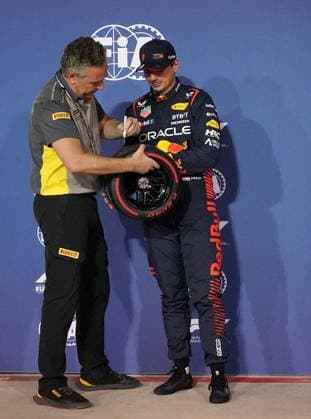 Formula 1 Gulf Air Bahrain Grand Prix 2023 04.03.2023, Bahrain International Circuit, Sakhir, Formula 1 Gulf Air Bahrain Grand Prix 2023 ,im Bild Max Verstappen (NLD), Oracle Red Bull Racing bekommt von Pirelli Motorsportchef Mario Isola die Trophäe für die Poleposition..