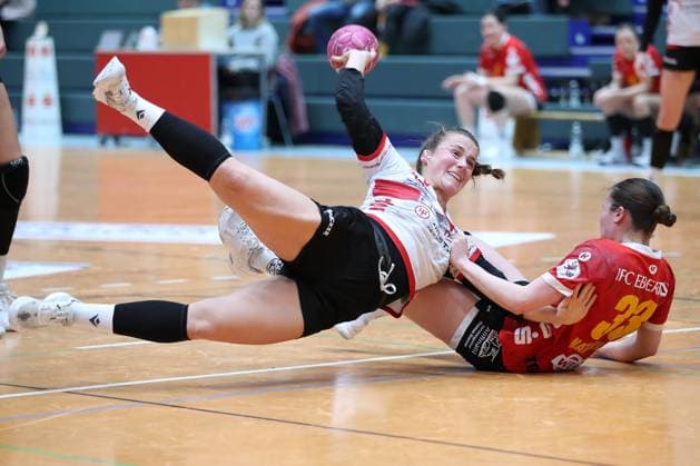 Sport Themen der Woche KW09 04.03.2023, Solingen, Handball, Klingenhalle, 2. Handballbundesliga Frauen, 20. Spieltag Saison 2022 2023, HSV Solingen-Gräfrath 76 - TG Nürtingen: Carina Senel von HSV Solingen-Gräfrath kämpft gegen Vivien Natalello von TG Nürtingen um den Ball NRW Deutschland *** 04 03 2023, Solingen, Handball, Klingenhalle, 2 Handballbundesliga Frauen, 20 Spieltag Saison 2022 2023, HSV Solingen Gräfrath 76 TG Nürtingen Carina Senel of HSV Solingen Gräfrath fights Vivien Natalello of TG Nürtingen for the ball NRW Germany