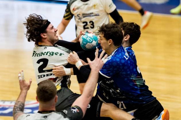 Sport Themen der Woche KW09 Sport Bilder des Tages 04.03.2023, GER, Handball, 2.BL, Männer, Saison 2022 2023, ThSV Eisenach - HC Elbflorenz 2006 Zobel, Rene (HC Elbflorenz 2006) Meyer, Philipp (ThSV Eisenach) Eisenach Werner-Assmann-Halle Thüringen Deutschland *** 04 03 2023, GER, Handball, 2 BL, Men, Season 2022 2023, ThSV Eisenach HC Elbflorenz 2006 Zobel, Rene HC Elbflorenz 2006 Meyer, Philipp ThSV Eisenach Eisenach Werner Assmann Halle Thuringia Germany
