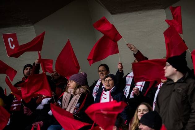 FLYERALARM. Frauen Fussball Bundesliga, 1. FC Koeln - Bayer 04 Leverkusen; 05.03.2023 Fans des 1. FC Koeln schwenken rote Fahnen FLYERALARM Frauen Fussball Bundesliga, 1. FC Koeln - Bayer 04 Leverkusen, Koeln, Geissbockheim DFB REGULATIONS PROHIBIT ANY USE OF PHOTOGRAPHS AS IMAGE SEQUENCES AND OR QUASI-VIDEO. Copyright: xBEAUTIFULxSPORTS Wunderlx
