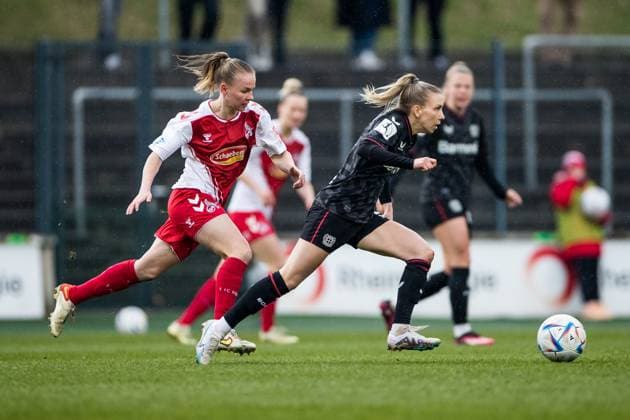 FLYERALARM. Frauen Fussball Bundesliga, 1. FC Koeln - Bayer 04 Leverkusen; 05.03.2023 Laura Donhauser (1. FC Koeln, 25), Elisa Senss (Bayer 04 Leverkusen, 6) FLYERALARM Frauen Fussball Bundesliga, 1. FC Koeln - Bayer 04 Leverkusen, Koeln, Geissbockheim DFB REGULATIONS PROHIBIT ANY USE OF PHOTOGRAPHS AS IMAGE SEQUENCES AND OR QUASI-VIDEO. Copyright: xBEAUTIFULxSPORTS Wunderlx