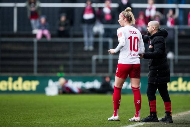 FLYERALARM. Frauen Fussball Bundesliga, 1. FC Koeln - Bayer 04 Leverkusen; 05.03.2023 Sharon Beck (1. FC Koeln, 10), Sascha Glass (Trainer 1. FC Koeln) FLYERALARM Frauen Fussball Bundesliga, 1. FC Koeln - Bayer 04 Leverkusen, Koeln, Geissbockheim DFB REGULATIONS PROHIBIT ANY USE OF PHOTOGRAPHS AS IMAGE SEQUENCES AND OR QUASI-VIDEO. Copyright: xBEAUTIFULxSPORTS Wunderlx