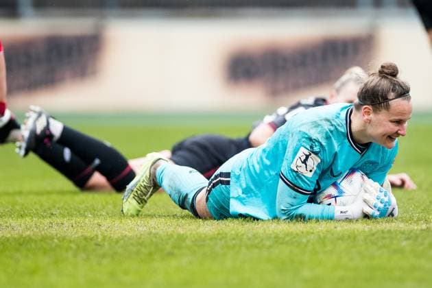 FLYERALARM. Frauen Fussball Bundesliga, 1. FC Koeln - Bayer 04 Leverkusen; 05.03.2023 Friederike Repohl (Bayer 04 Leverkusen, 27) haelt FLYERALARM Frauen Fussball Bundesliga, 1. FC Koeln - Bayer 04 Leverkusen, Koeln, Geissbockheim DFB REGULATIONS PROHIBIT ANY USE OF PHOTOGRAPHS AS IMAGE SEQUENCES AND OR QUASI-VIDEO. Copyright: xBEAUTIFULxSPORTS Wunderlx