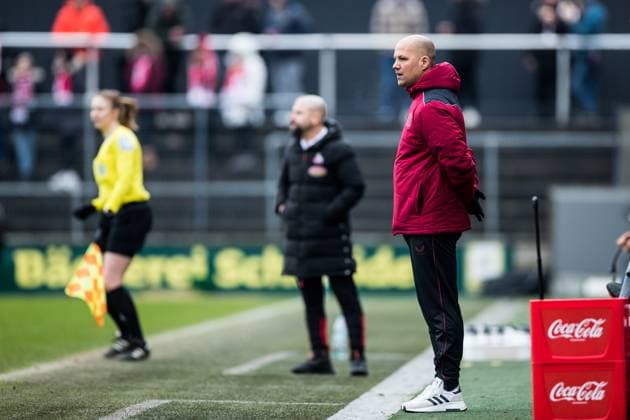 FLYERALARM. Frauen Fussball Bundesliga, 1. FC Koeln - Bayer 04 Leverkusen; 05.03.2023 Robert de Pauw (Trainer Bayer 04 Leverkusen) FLYERALARM Frauen Fussball Bundesliga, 1. FC Koeln - Bayer 04 Leverkusen, Koeln, Geissbockheim DFB REGULATIONS PROHIBIT ANY USE OF PHOTOGRAPHS AS IMAGE SEQUENCES AND OR QUASI-VIDEO. Copyright: xBEAUTIFULxSPORTS Wunderlx