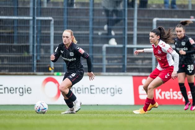FLYERALARM. Frauen Fussball Bundesliga, 1. FC Koeln - Bayer 04 Leverkusen; 05.03.2023 Lisanne Graewe (Bayer 04 Leverkusen, 8), Manjou Wilde (1. FC Koeln, 7) FLYERALARM Frauen Fussball Bundesliga, 1. FC Koeln - Bayer 04 Leverkusen, Koeln, Geissbockheim DFB REGULATIONS PROHIBIT ANY USE OF PHOTOGRAPHS AS IMAGE SEQUENCES AND OR QUASI-VIDEO. Copyright: xBEAUTIFULxSPORTS Wunderlx